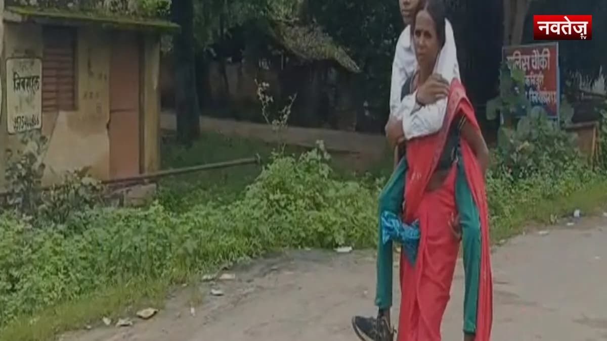 मां का अद्भुत समर्पण मां की पीठ बनी दिव्यांग बेटे की बैसाखी
