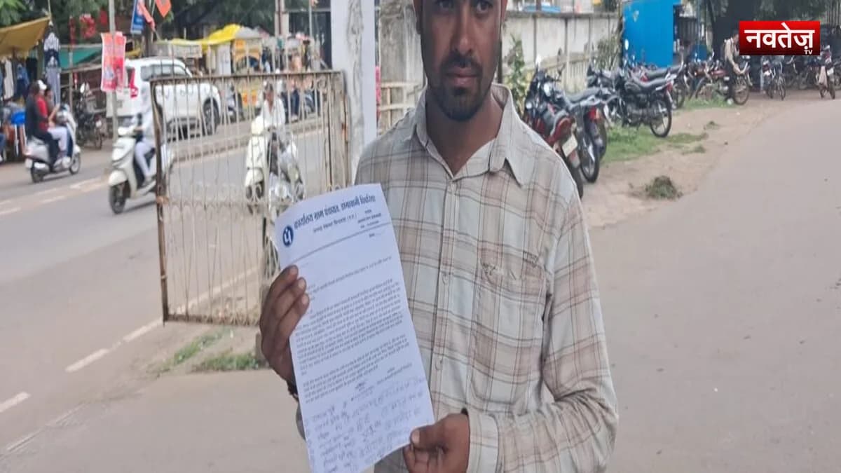 शिकायत के बाद भी नहीं हटा अतिक्रमण, बारिश में मकान ढहने का खतरा