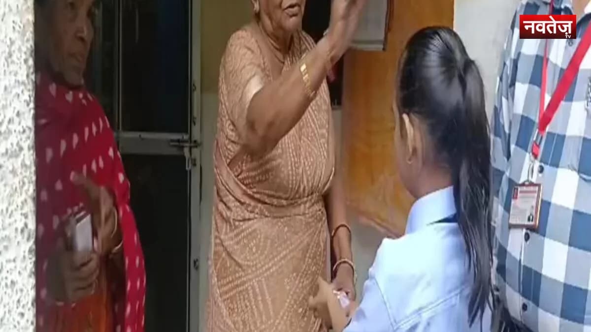शिक्षक दिवस पर बुजुर्गों का सम्मान