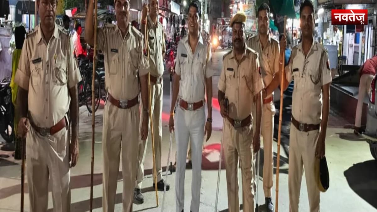 नगर निकाय चुनाव को लेकर सावर में पुलिस का फ्लैग मार्च