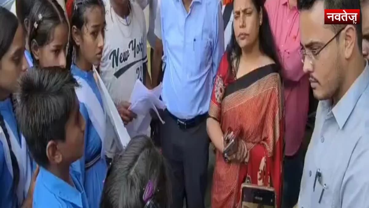कीचड़ और गड्ढों से स्कूल तक का सफर