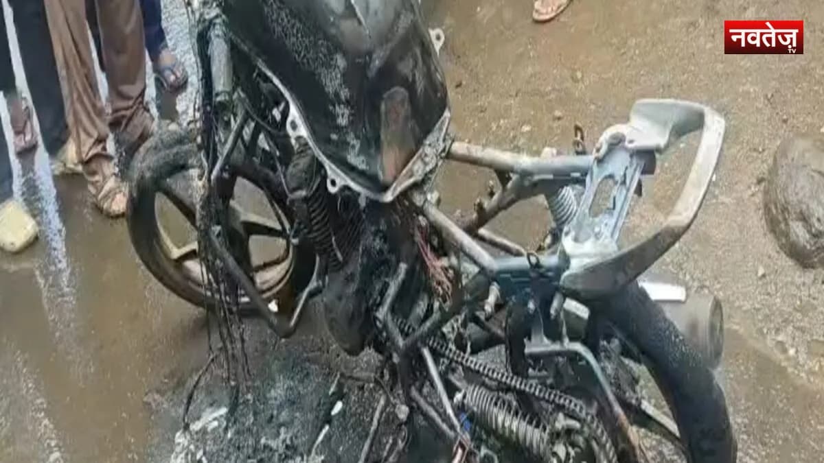 पंजाब नेशनल बैंक के सामने अचानक बाइक में लगी आग