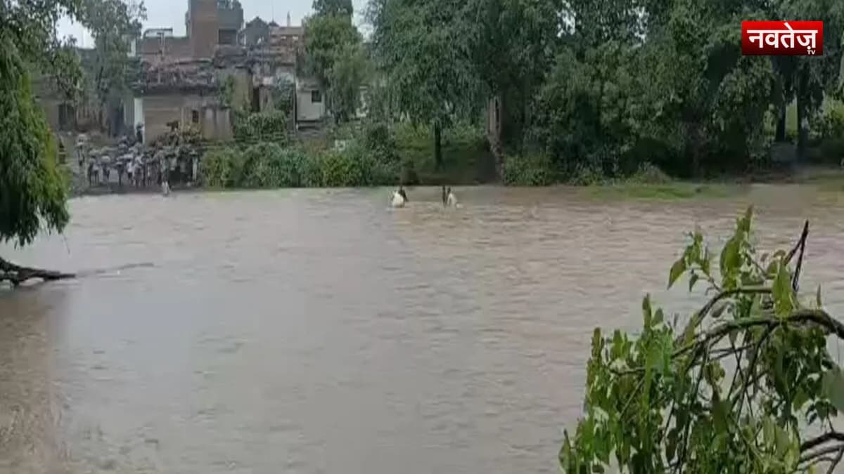 उफनते नाले में बहा युवक बाल-बाल बचा