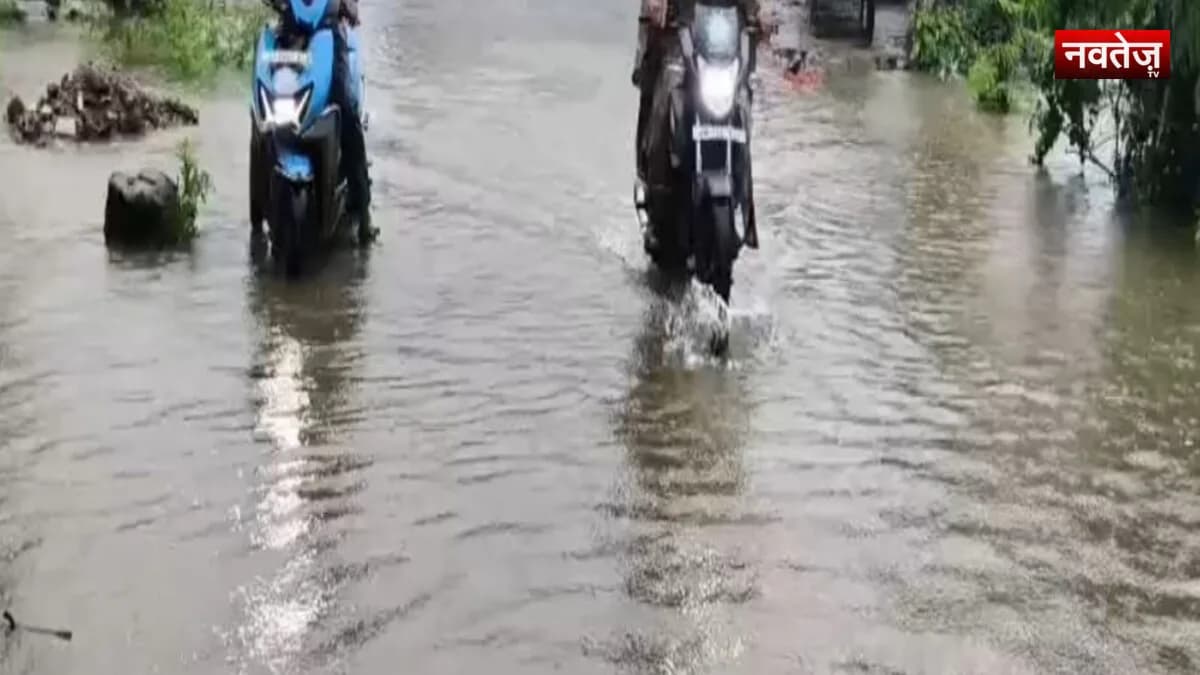 भोपाल में बारिश का कहर, बच्चे स्कूल पहुंचे तब प्रशासन ने दी छुट्टी