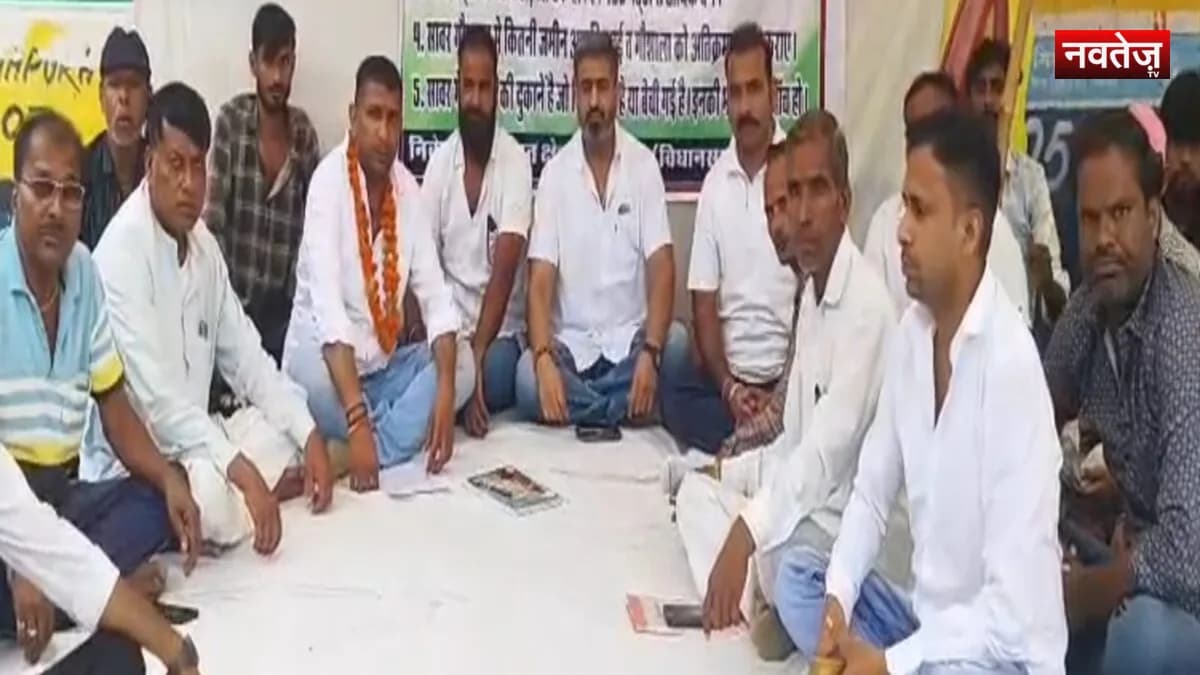 सावर नगरपालिका के बाहर तीसरे दिन भी धरना जारी